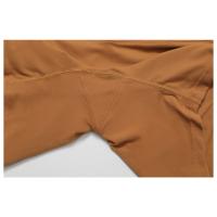 Una mujer con pantalones cortos de yoga de cintura alta que levantan la cadera sobre pantalones cortos deportivos ajustados, adelgazantes y para correr. - details 21