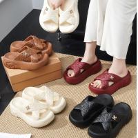 Nuevas zapatillas gruesas de moda para mujer, sandalias antideslizantes resistentes a los olores con suela suave para interiores y playa - details 0