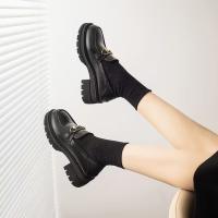 Otoño e Invierno nuevo estilo británico de suela gruesa zapatos casuales con hebilla de metal mocasines de piel de becerro de moda para mujer - details 2