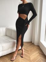 El vestido de mujer es delgado y medio - details 3
