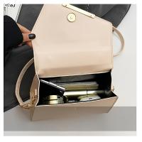 Elegante Bolso Cruzado de Synthetic Pequeño Cuadrado con Herrajes Dorados - details 4