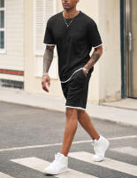 Traje deportivo de hombre con bloques de color, pantalones cortos de dos piezas, cuello redondo y camiseta de manga corta. - details 2