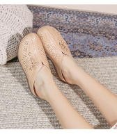 2025 Zapatos de mujer de suela blanda hueca europeos y americanos para pies gordos y anchos, nuevos zapatos de playa Baotou de alta gama de verano para mujer con suelas gruesas y medias pantuflas - details 12
