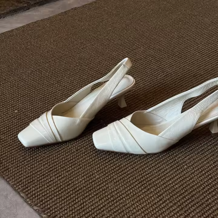 Sandalias de trabajo con tacón medio delgado, punta cuadrada, boca poco profunda, charol plisado de cordero suave y estilo moderno. - 1