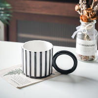 Taza de cerámica ins taza de viento moderno simple burdeos creativo mango grande raya vertical nicho personalizado mango de cinturón - details 5