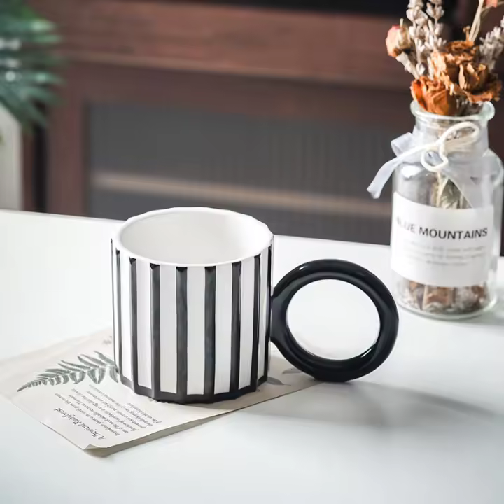Taza de cerámica ins taza de viento moderno simple burdeos creativo mango grande raya vertical nicho personalizado mango de cinturón - 1