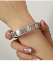Nuevo Diseño Creative de Rayas simples y Hueco Exquisito tendencia pulsera de Diamante de Agua de Línea de Maple inoxidable sin desvanecarse - details 0