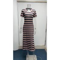 Vestido de mujer con abertura y estampado de rayas, escote en pico, manga corta, estilo casual, corte A, largo hasta media pantorrilla. - details 7
