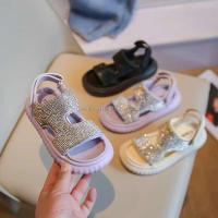 Nuevas sandalias de diamantes de imitación para niñas de alta calidad con zapatos planos, modernos e informales de verano para niños, precio bajo 2024 - details 0