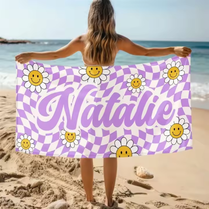 Toalla de piscina con monograma personalizado con nombre de rejilla de margaritas personalizada, playa exclusiva para niños, toalla de picnic de regalo de vacaciones - 1