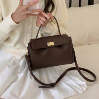 2025 Nuevo bolso bandolera suave para mujer: correa ajustable para el hombro, cierre giratorio, forma cuadrada pequeña, marrón oscuro/blanco/negro, versátil para desplazamientos y uso informal/formal, bolso bandolera, accesorio de viaje, diseño elegante - details 1