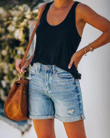 Pantalones cortos de mezclilla para mujer con rasgos rectos y rizados de moda 2025. - details 2