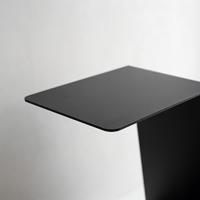 Mesa auxiliar negra detalle de diseño