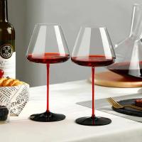 Gafas rojas de estilo europeo atadas sobre fondo negro con copa de cristal de una celebridad de alto valor Bury wine - details 0