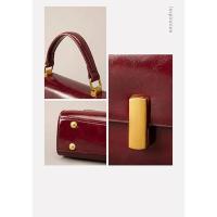 Hombro para mujer: bolso cruzado vintage de cuero encerado con cadena, elegante bolso cuadrado pequeño para las axilas para uso diario Mochila de lujo de alta gama - details 2