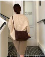 Bolso bandolera retro de gamuza para mujer de la colección europea - Bolso de hombro ajustable color café con cierre de cremallera, bolso minimalista para ir al trabajo, bolso bandolera informal, bolso de diseño europeo, acabado de textura suave - details 17
