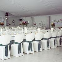 Montaje de sillas con funda para boda y eventos