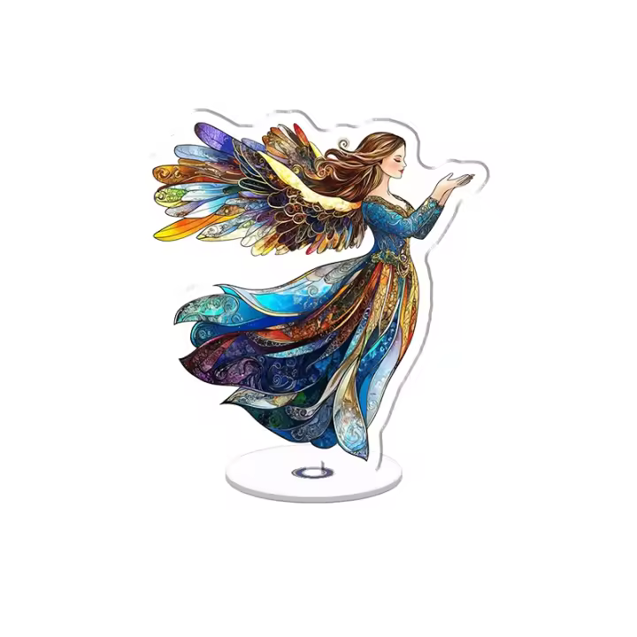 Exhibición acrílica giratoria con un impresionante ángel con alas coloridas en un elegante vestido dorado y azul sobre un fondo de vidrieras blancas. - 1