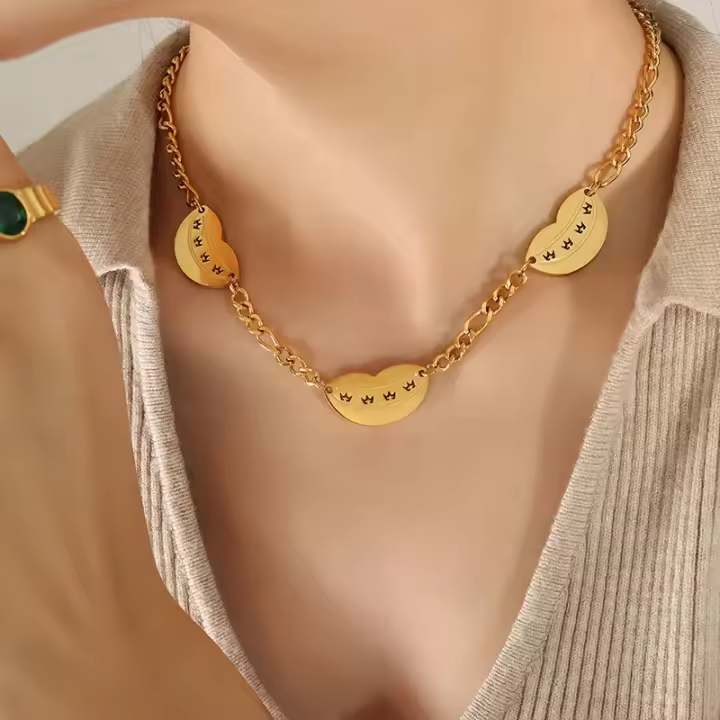 Collar delicado para mujer con colgante de labios abiertos de sonrisa, diseño exagerado de personalidad hip hop, chapado en acero titanio y oro de 18K, estilo nicho. - 1
