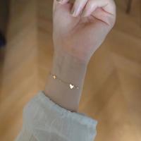 Pulsera minimalista con corazones pequeños para mujer, cadena chapada en oro de acero inoxidable, regalo de joyería de moda para estudiantes - details 6