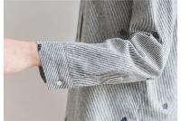 Camisa de mujer de manga larga adelgazante con cuello levantado a rayas frescas de estilo coreano bordado de hojas - details 9