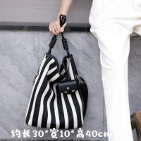 Bolso de mano informal de gran capacidad, de lona a rayas, con un solo hombro oblicuo. - details 1