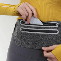 Bolsa transpirable reflectante para correr con cintura delgada y 2 compartimentos para senderismo, ciclismo y entrenamiento - details 4