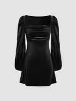 La mujer baja la cintura y es delgada. un vestido de terciopelo de manga larga en la fiesta - details 4