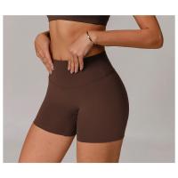 Una mujer con pantalones cortos de yoga de cintura alta que levantan la cadera sobre pantalones cortos deportivos ajustados, adelgazantes y para correr. - details 11