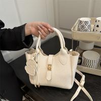 Bolso de mano elegante con forma de cubo cruzado inclinado, bolso de mano con colgante de cachorro para mujer, bolso de hombro de cuero de PU de alta gama con patrón de lichi, primavera y verano - details 15