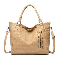 Bolso bandolera grande de piel sintética con estampado de calavera punk y hombro apilado gótico para mujer - details 6