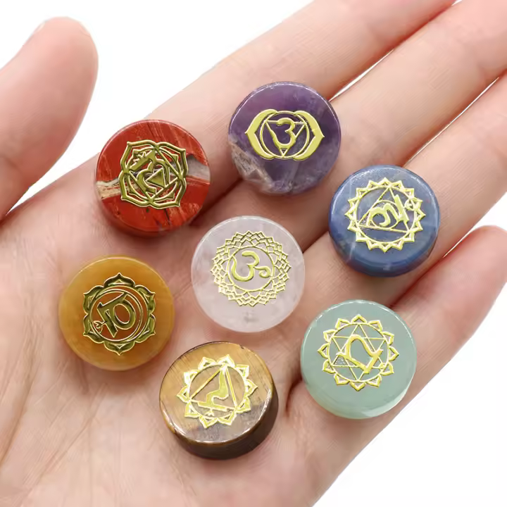 Piedras preciosas naturales para meditación y Yoga, 7 piezas, símbolo grabado de siete chakras, Aura, energía, Reiki, cristales curativos - 1