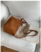 Bolso bandolera retro de gamuza para mujer de la colección europea - Bolso de hombro ajustable color café con cierre de cremallera, bolso minimalista para ir al trabajo, bolso bandolera informal, bolso de diseño europeo, acabado de textura suave - details 8