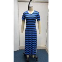 Vestido de mujer con abertura y estampado de rayas, escote en pico, manga corta, estilo casual, corte A, largo hasta media pantorrilla. - details 2