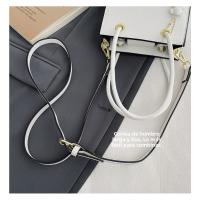 Textura de la moda de las mujeres portátil pequeña bolsa cuadrada versátil letra personalizada bolsa de mensajero nueva bolsa de mano vertical mujeres - details 17