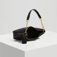 Bolso de hombro de piel sintética negro, versátil, clásico y elegante, con correa de cadena en tono dorado, tela, diseño con estampado de letras, cierre de cremallera, ideal para ir de compras - details 3