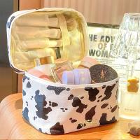 Bonita bolsa de maquillaje, pequeña bolsa de cosméticos para mujer, bolsa de aseo mediana, bolsa organizadora impermeable de PU (estampado de vaca) - details 4