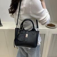 Bolso de mano elegante con forma de cubo cruzado inclinado, bolso de mano con colgante de cachorro para mujer, bolso de hombro de cuero de PU de alta gama con patrón de lichi, primavera y verano - details 10