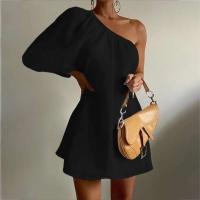 Mini vestido de fiesta de manga de un solo hombro blanco y negro elegante de algodón sesgado ajustado a la moda de primavera para mujer - details 2