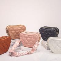 Bolsas de almacenamiento de cosméticos de gran capacidad, bolsa de almacenamiento de artículos de tocador impermeable portátil, bolso de hombro con forma de corazón de cuero PU a prueba de polvo - details 2