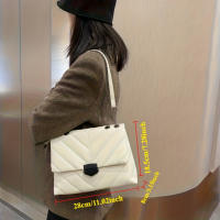 Bolso Cruzado Ajustable Diseño Minimalista Estilo Cinturón Dorado Cierre con Cadena - details 4
