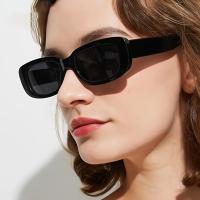 Gafas de Moda Rectangulares Retro para Mujeres - Montura Cuadrada Estrecha al Estilo de los Años 90, Material Brillante de PC, Gafas Elegantes con Protección UV para Conducir y Actividades al Aire Libre, Anteojos de Conducción |   Aspecto Vintage - details 4