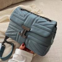 Bolso de hombro cuadrado pequeño y elegante para mujer - Bolso de PU acolchado estructurado con cierre magnético, correa de cadena de metal ajustable, disponible en azul/negro - Bolso de mano para el día a día y de noche para el trabajo, citas, fiestas - - details 0