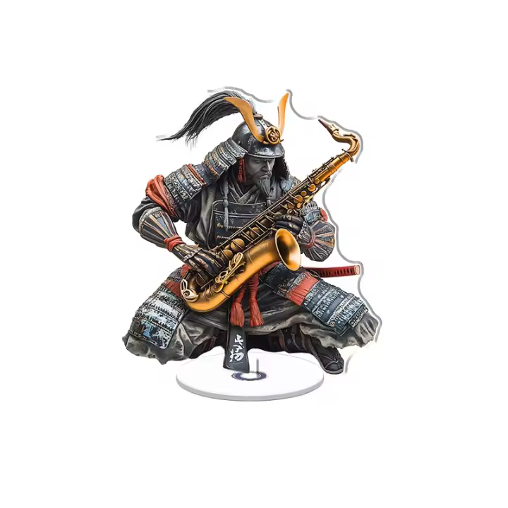 Exhibición acrílica giratoria con un samurai con armadura adornada tocando un saxofón con empuñadura de espada con ondas sonoras kanji brillantes sobre un fondo blanco - 1