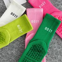 Calcetines de Yoga transpirables de algodón a media pantorrilla, calcetines deportivos antideslizantes a rayas de Color sólido, calcetines de Pilates, calcetines de entrenamiento para baile y Fitness, 2 uds. - details 1