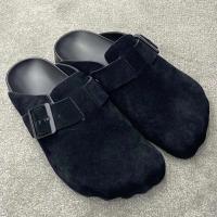 Zapatillas con punta bifurcada de cuero de ante negro con logotipo, sandalias, zapatos de mula de cabeza plana para mujer a la moda - details 0