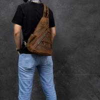 Bolso de pecho vintage de cuero de caballo loco genuino para hombres, mochila de hombro multifuncional de gran capacidad con correa ajustable, piel de vaca de capa superior, marrón, perfecto para salidas informales y viajes, mochila de cuero - details 1
