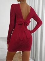 Vestido rojo de mujer con cintura alta y falda corta de cuello redondo delgada - details 4