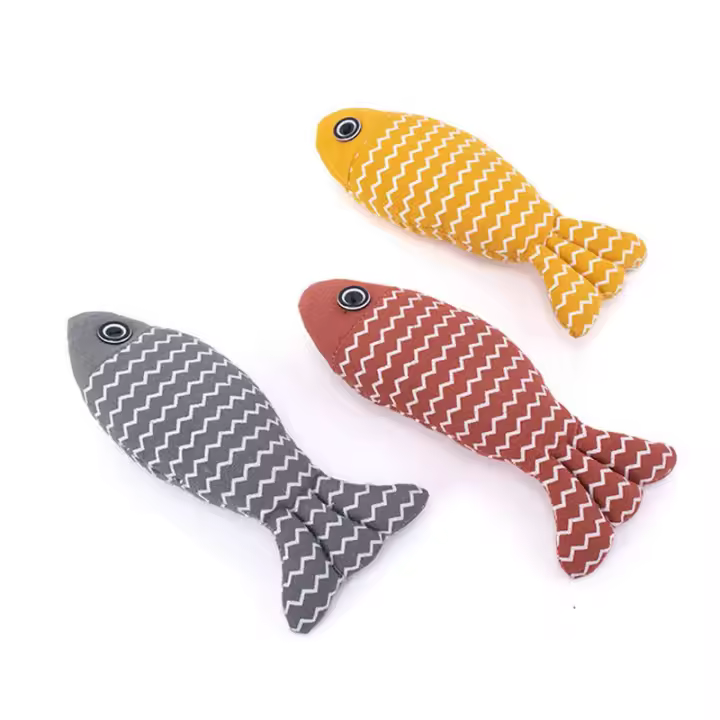 Peces de juguete suaves con hierba gatera, paquete de 3 juguetes coloridos para gatos, interesantes juguetes para gatos de interior, juguetes duraderos y altamente interactivos con hierba gatera (pez a rayas) - 1