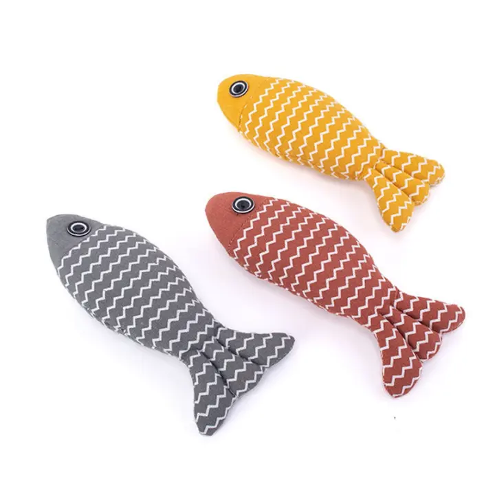 Peces de juguete suaves con hierba gatera, paquete de 3 juguetes coloridos para gatos, interesantes juguetes para gatos de interior, juguetes duraderos y altamente interactivos con hierba gatera (pez a rayas) - 1